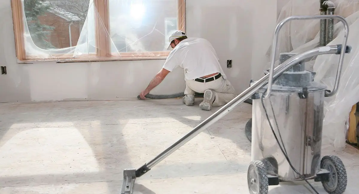 Profesional realizando limpieza fin de obra en vivienda recién reformada